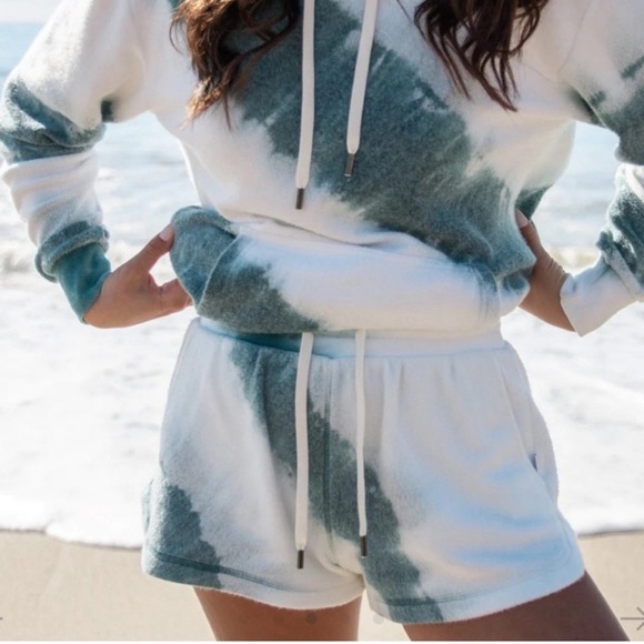 Like this flyer to be notified for live shows - Picture 2 of 9